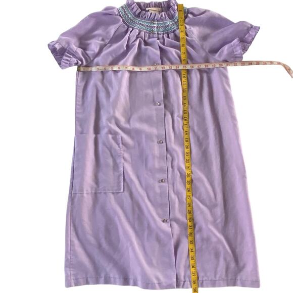 VTG LINDSAY JORDAN Smocked Ruffle Pearl Snap Front Pocket House Dress Mumu USA M - Picture 11 of 11